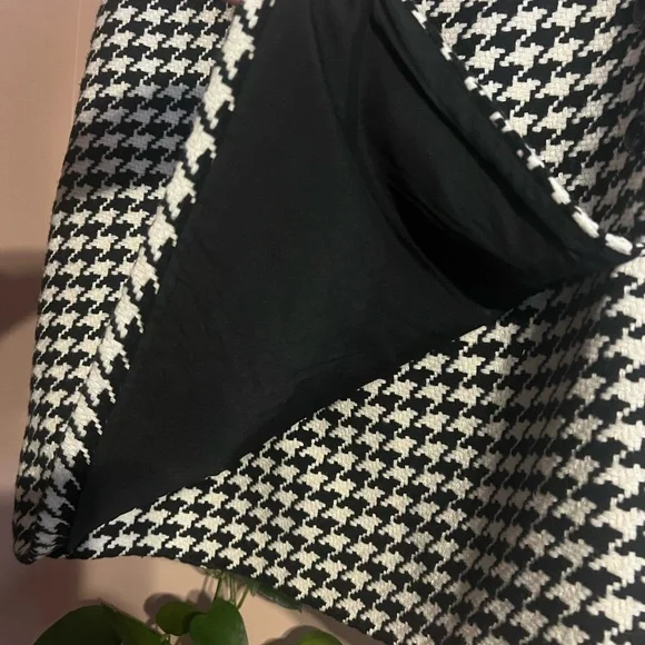 Vince Camuto Black and White Houndstooth Skirt NWOT - Picture 4 of 7